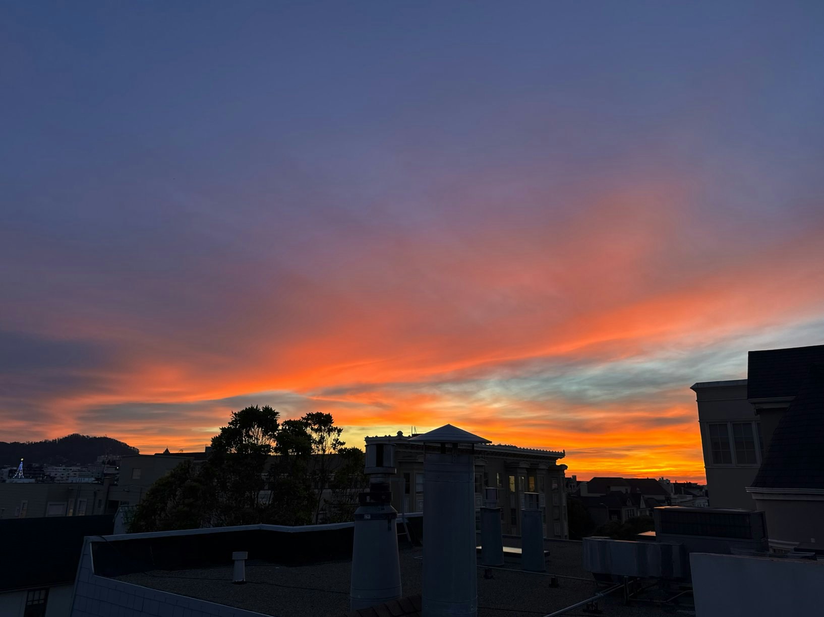 Roof camera sky snapshot captured by 龙虾AI